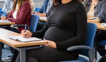 Принят закон об увеличении выплат беременным и рожающим студенткам вузов